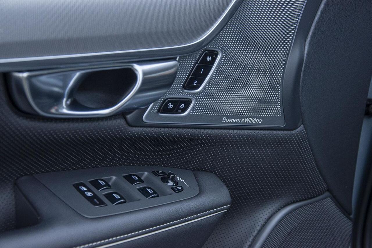 Volvo V90 2.0 T8 AWD R-DESIGN / B & W / PANO / LUCHTVERING