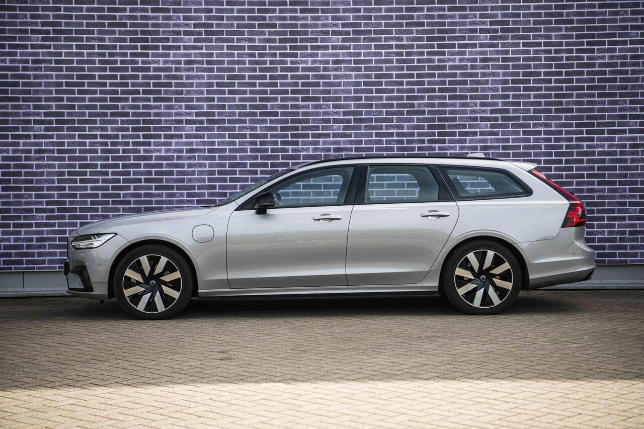Volvo V90 2.0 T6 Plug-in hybrid AWD Ultra Dark | Trekhaak | Long Range | Panoramadak | Head-Up Display | Adaptive Cruise | Memory Seats | 360 Camera | Gelamineerd Glas | Harman Kardon | Power Seats |