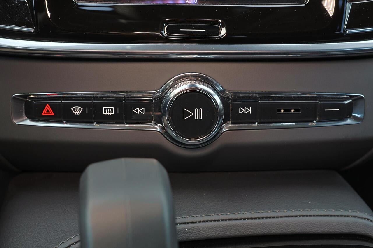 Volvo V90 T6 Recharge AWD Plus Dark - IntelliSafe Assist & Surround - 360º Camera - Harman/Kardon audio - Adaptieve LED koplampen - Verwarmde voorstoelen, stuur & achterbank - Parkeersensoren voor & achter - Elektr. bedienb. voorstoelen met geheugen - Extra getint 