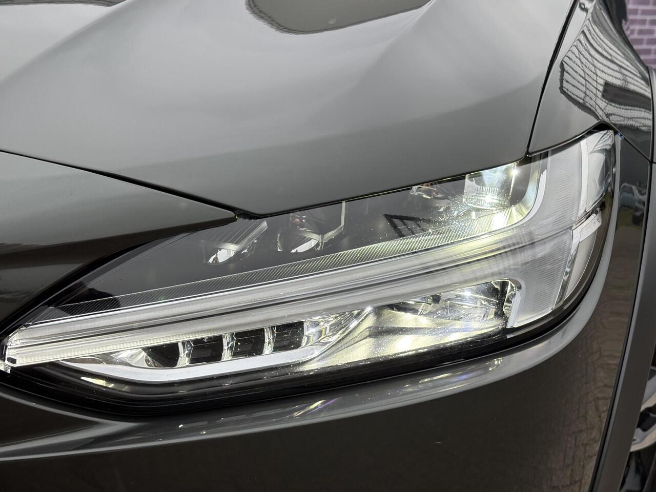 Volvo V90 Cross Country 2.0 B5 AWD Pro | Trekhaak | Schuif/kantel panoramadak | 360° Camera | Memory | Stoel/stuurverwarming | Intellisafe surround | BLIS | extra getint glas |