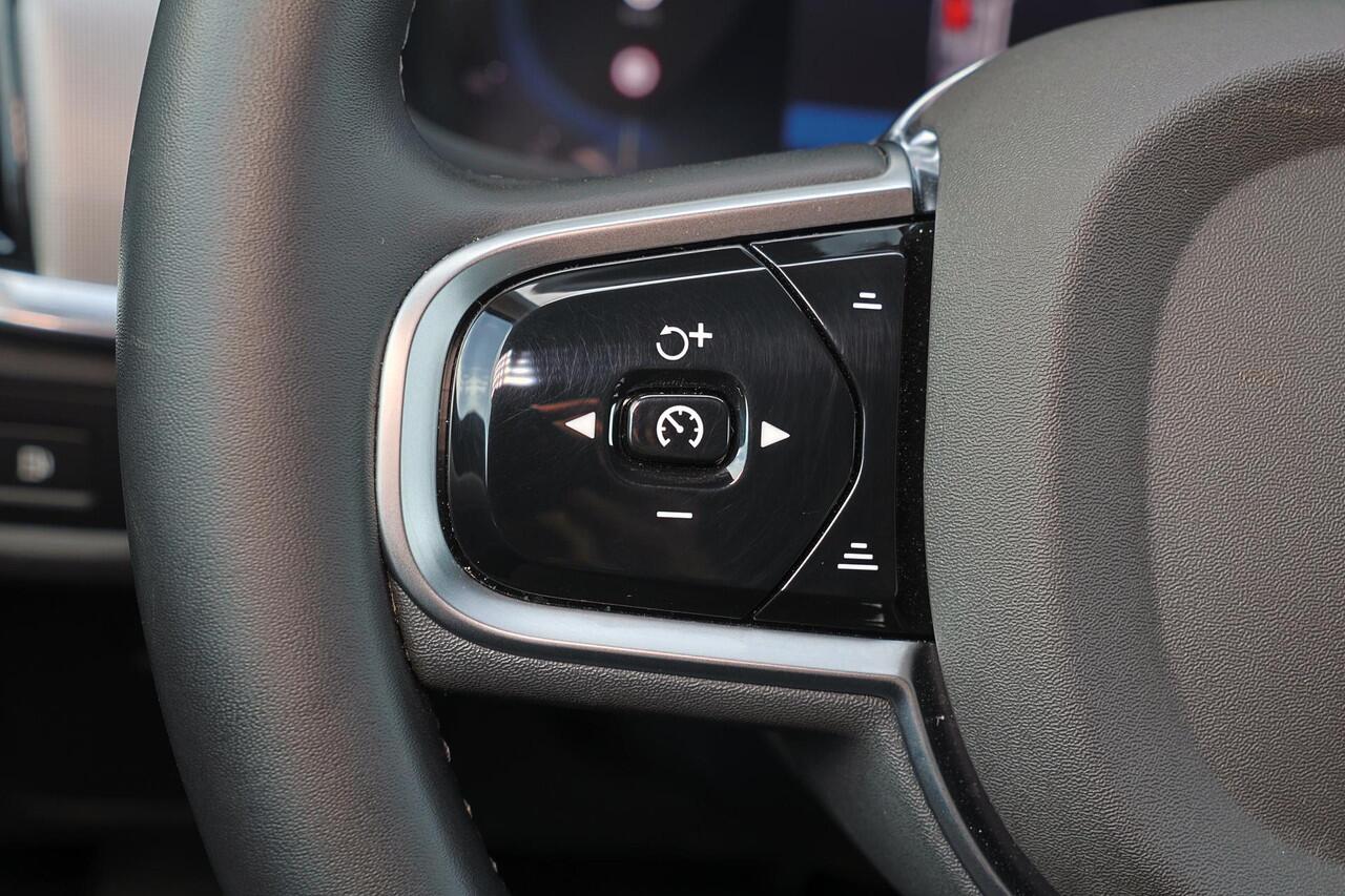 Volvo V90 T6 Recharge AWD Core Bright - IntelliSafe Assist & Surround - 360º Camera - Harman/Kardon audio - Verwarmde voorstoelen, stuur & achterbank - Parkeersensoren voor & achter - Extra getint glas - Elektr. inklapbare trekhaak - 18' LMV