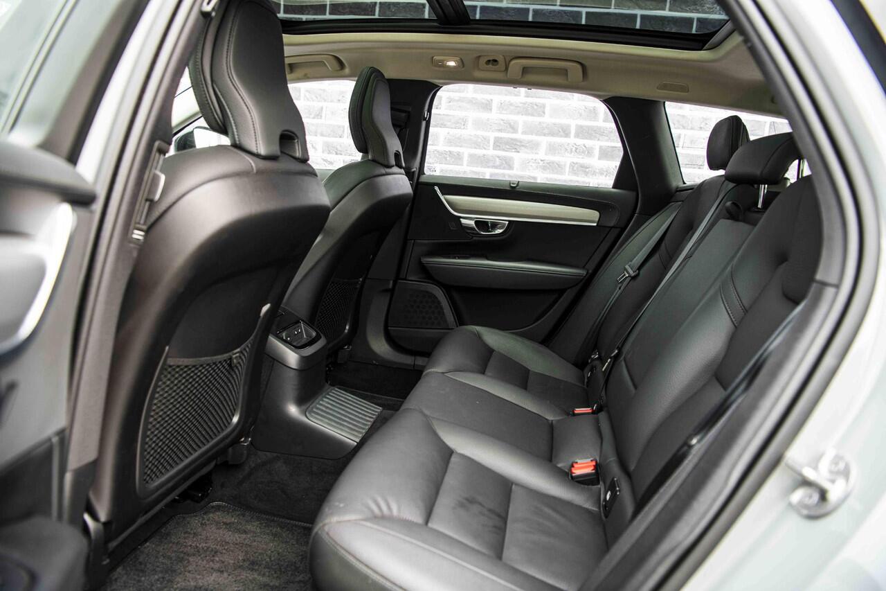 Volvo V90 2.0 T6 Plug-in hybrid AWD Ultra Dark | Schuif-/kanteldak | Trekhaak | Adaptieve LED koplampen | Harman Kardon audio | Adaptieve Cruise Control |