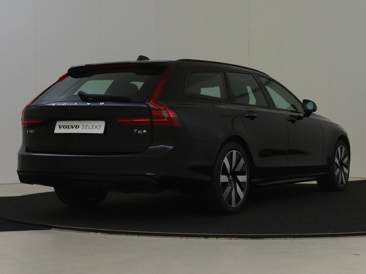 Volvo V90 T6 Plug-in hybrid AWD Ultra Dark | Head-up display | Panoramadak | Harman Kardon premium audio | Semi elektrische wegklapbare trekhaak | 360° parkeercamera | Stoelverwarming | Parkeersensoren voor + achter | Gelamineerde zijruiten | Stuurwielverwarming