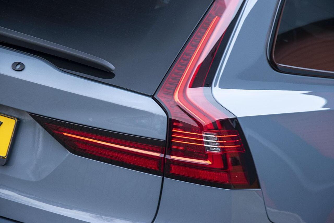 Volvo V90 2.0 T8 AWD R-DESIGN / B & W / PANO / LUCHTVERING