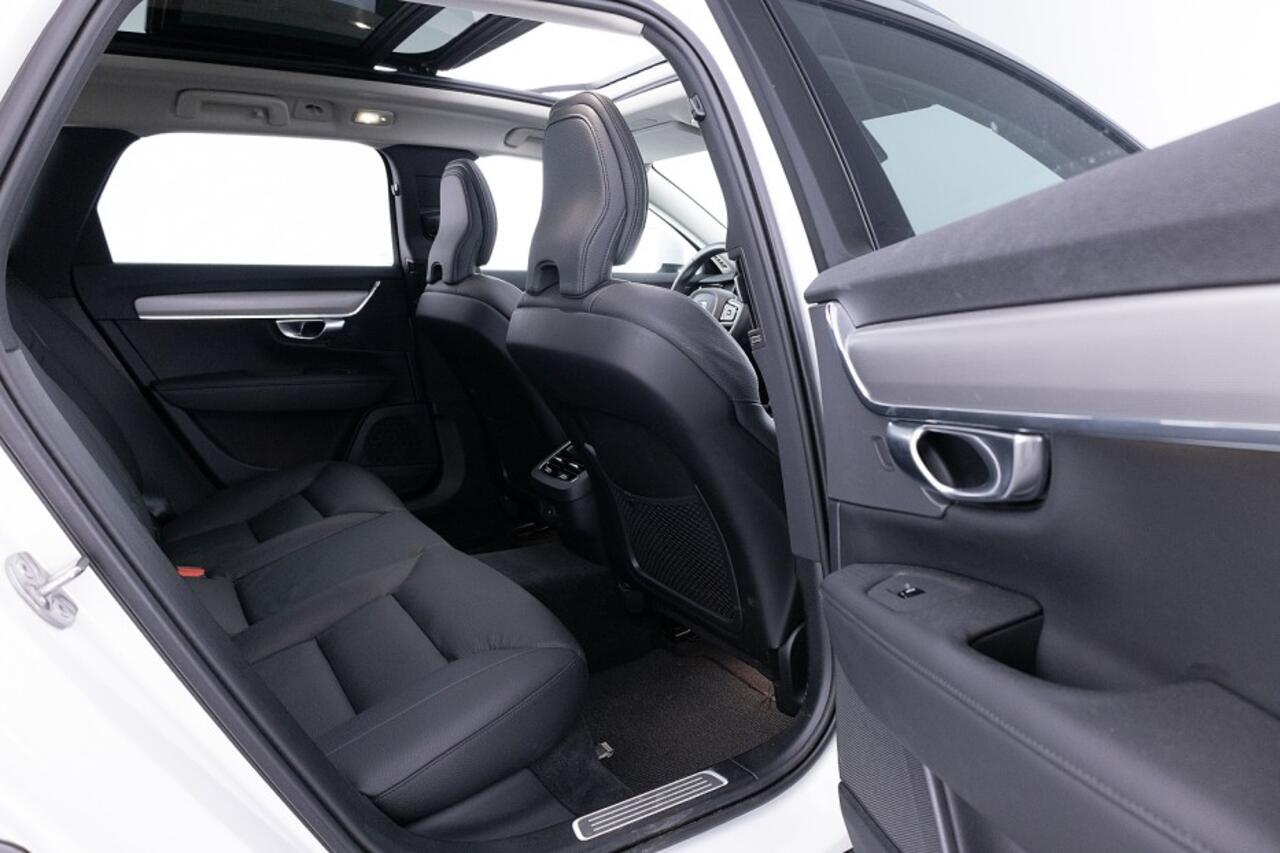 Volvo V90 Cross Country B5 AWD Pro | PANORAMADAK | LEDER | Trekhaak | harman/kardon