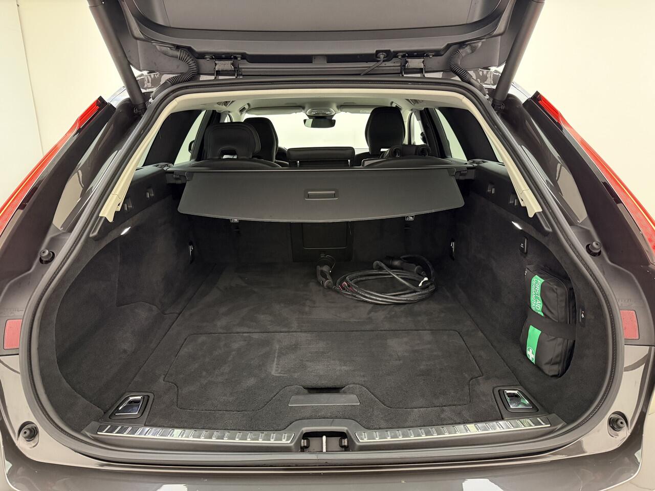 Volvo V90 T6 350pk AWD Plus Dark / 360 Camera / Full-LED / El. Trekhaak / Getint glas / El. Stoelen / Harman&Kardon Audio / 19'' / ACC / BLIS / Stoel + Stuurw. Verwarming /