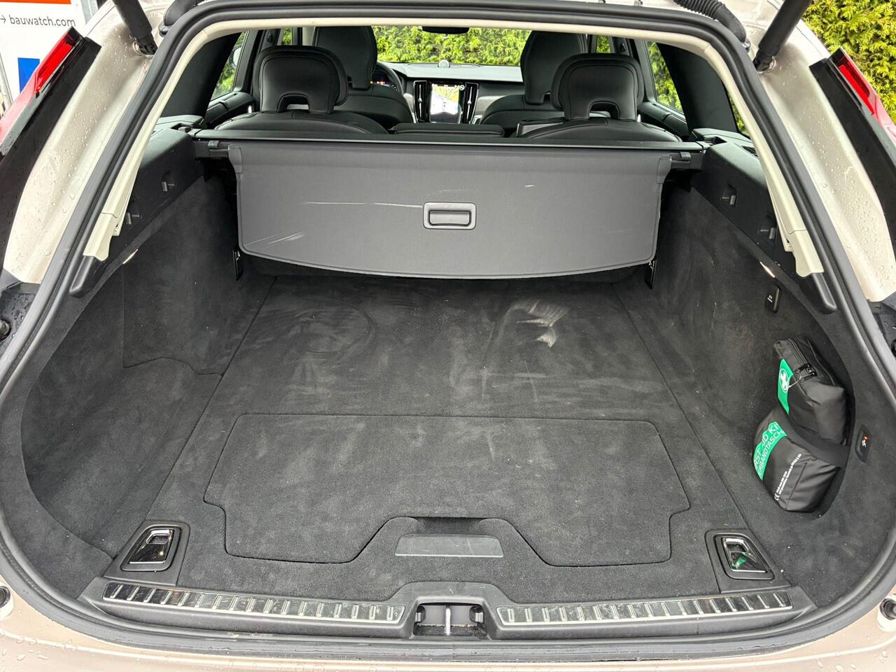 Volvo V90 T8 Plug-in hybrid AWD Ultra Dark | Bowers & Wilkins | Panoramadak | Stoelventilatie & Massage |