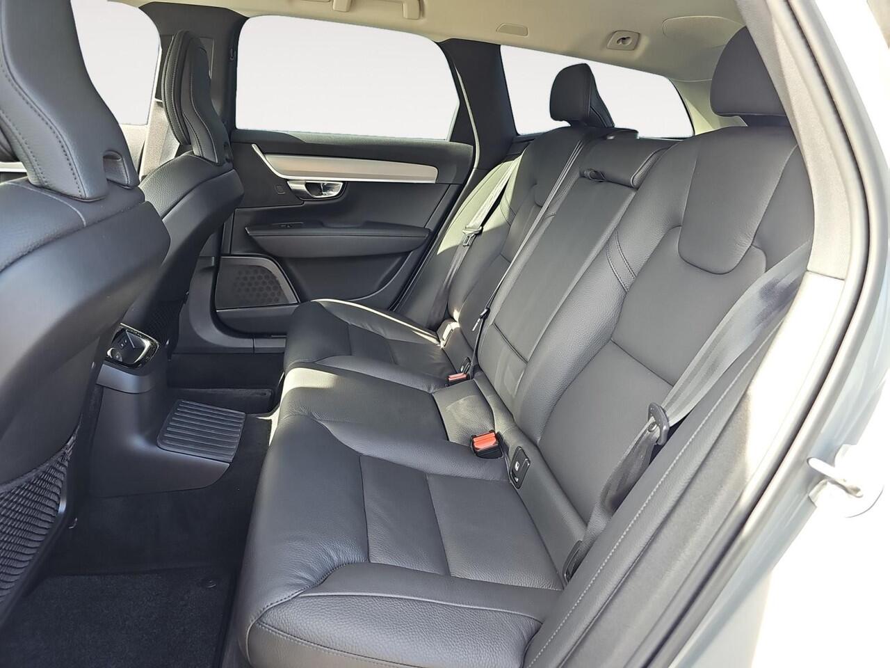 Volvo V90 2.0 T6 Plug-in hybrid AWD Plus Dark | Trekhaak | Harman/Kardon Audio | 360 graden camera | Stoelverwarming |