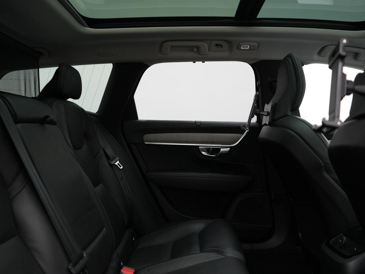 Volvo V90 T8 AWD Ultimate Dark Plug In Hybrid 455pk Dealer O.H. PHEV | Panodak | Adaptive Cruise | Head Up | 360 Camera | Lederen Sportstoelen Ventilatie & Memory | Harman & Kardon | Google Assistent | Apple Carplay | Stoelen & Stuur Verwarmd | Blis |