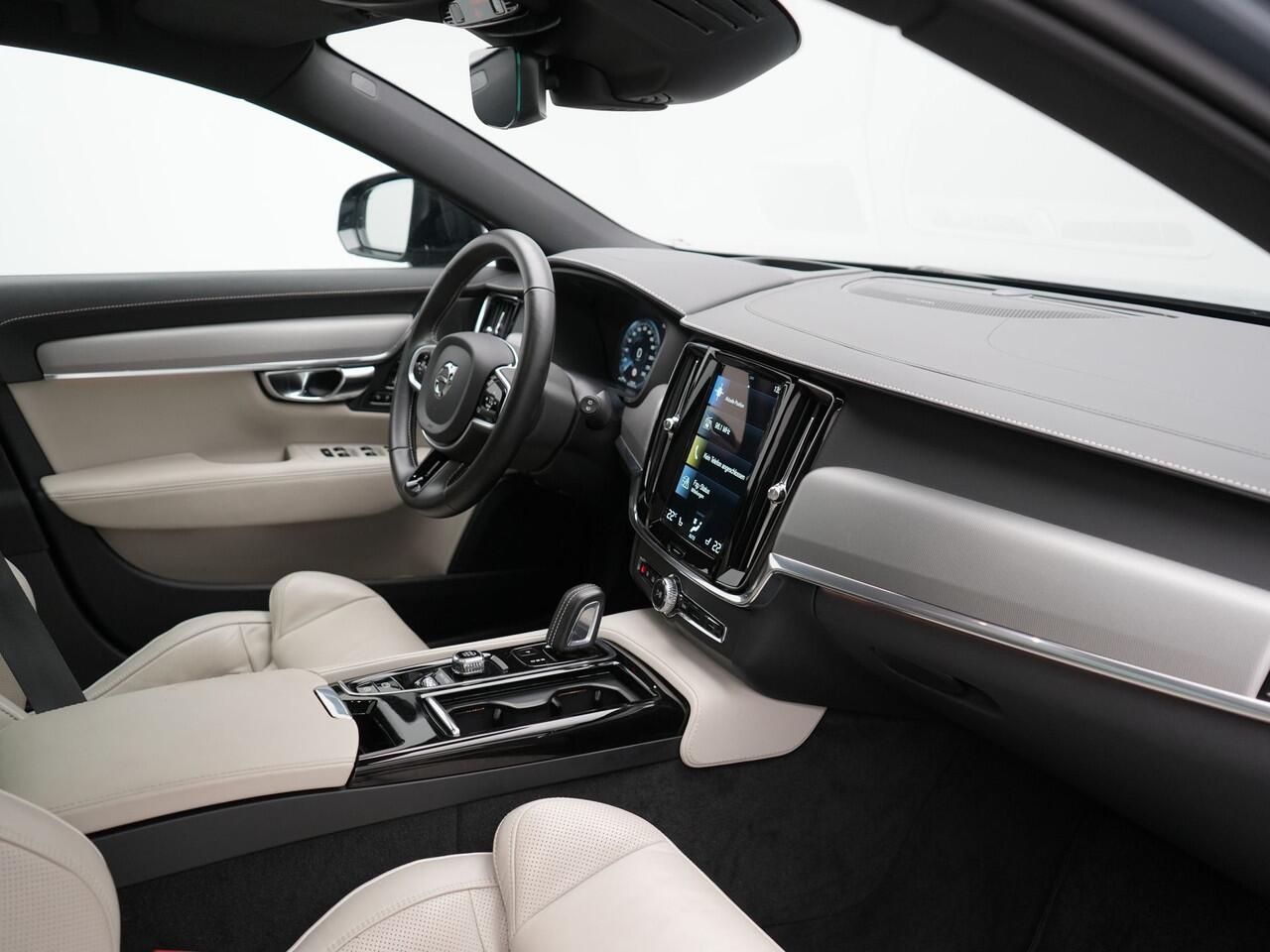 Volvo V90 T6 AWD R-Design Plug In Hybrid 340pk Dealer O.H PHEV | Trekhaak Af Fabriek | Panodak | Adaptive Cruise | Head Up | Harman & Kardon | 360 Camera | Lederen Sporstoelen Memory & Verwarmd | Pilot Assist | Apple Carplay | Navigatie | DAB |
