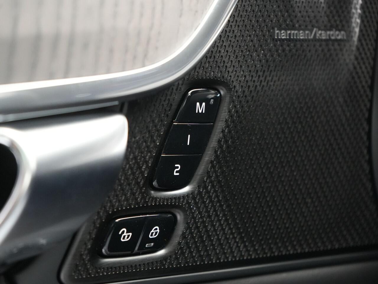 Volvo V90 T8 AWD Ultimate Dark Plug In Hybrid 455pk Dealer O.H. PHEV | Panodak | Adaptive Cruise | Head Up | 360 Camera | Lederen Sportstoelen Ventilatie & Memory | Harman & Kardon | Google Assistent | Apple Carplay | Stoelen & Stuur Verwarmd | Blis |