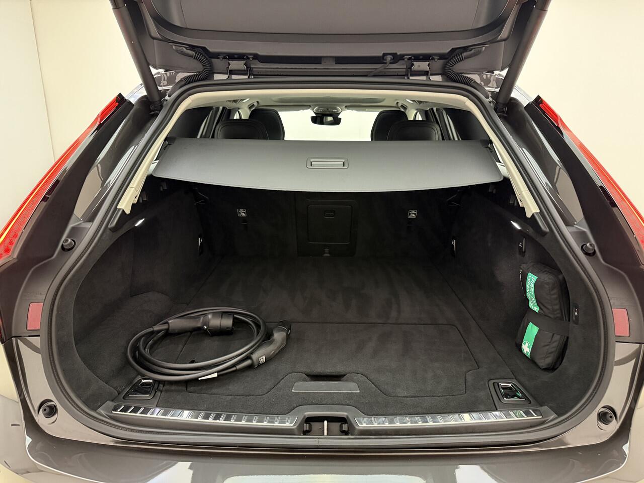 Volvo V90 T8 AWD 455pk Ultra Dark Panorama dak / HUD / 360 camera / Stoel/- stuurverwarming /