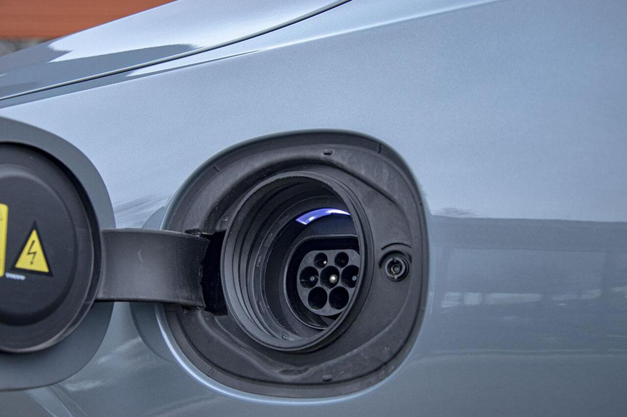 Volvo V90 2.0 T8 AWD R-DESIGN / B & W / PANO / LUCHTVERING