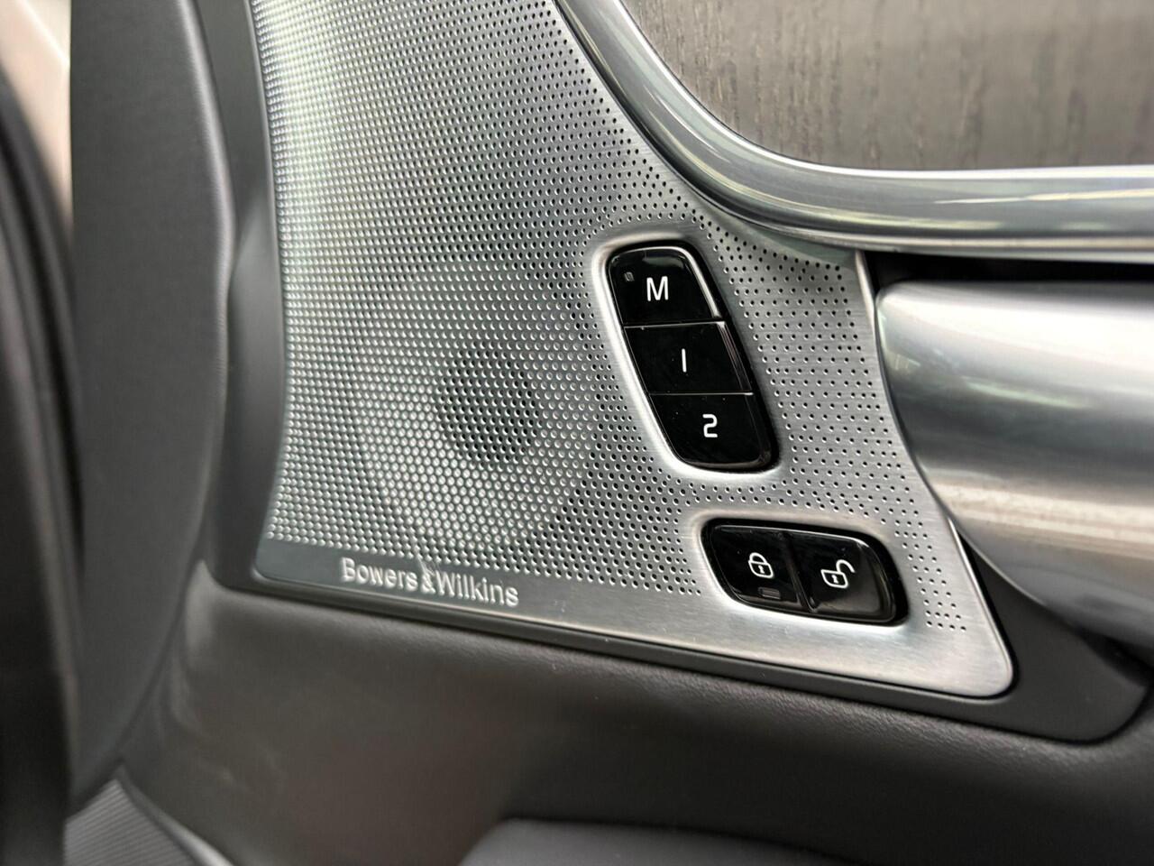 Volvo V90 T8 Plug-in hybrid AWD Ultra Dark | Bowers & Wilkins | Panoramadak | Stoelventilatie & Massage |