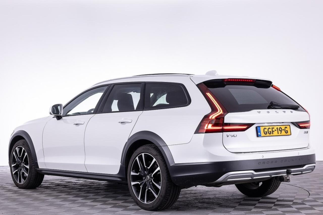 Volvo V90 Cross Country B5 AWD Pro | PANORAMADAK | LEDER | Trekhaak | harman/kardon