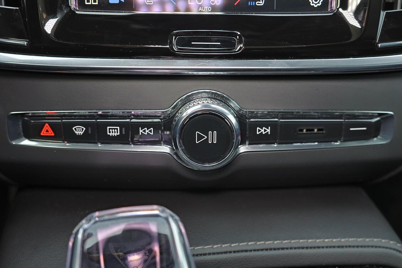 Volvo V90 T8 Recharge AWD Ultra Dark - Panorama/schuifdak - IntelliSafe Assist & Surround - 360º Camera - Harman/Kardon audio - Adaptieve LED koplampen - Verwarmde voorstoelen, stuur & achterbank - Parkeersensoren voor & achter - Elektr. bedienb. voorstoelen met ge