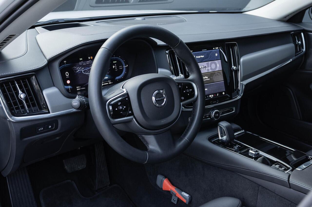 Volvo V90 T6 Automaat AWD Ultra Dark | Verwarmde Voorstoelen en Stuurwiel | Standkachel | Panoramisch Schuif-/Kanteldak | Harman Kardon Premium Audio | 360º Camera | Gelamineerde zijruiten en achterruit | Zonnescherm Zijramen Achter