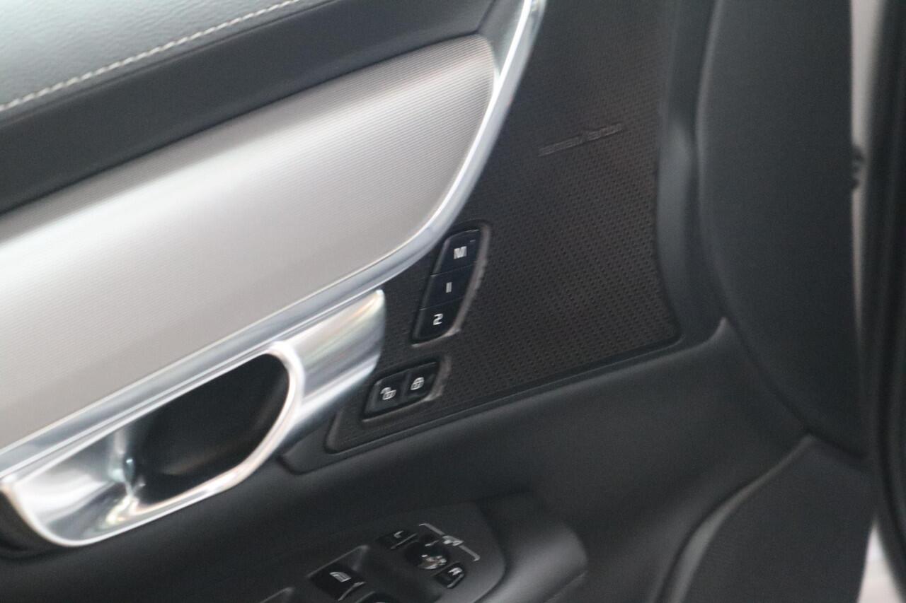 Volvo V90 2.0 T8 Plug-in hybrid AWD Ultra Dark | Head-up Display| Gelaagde zijruiten| 360* Camera| Semi-elektrisch inklapbare trekhaak|