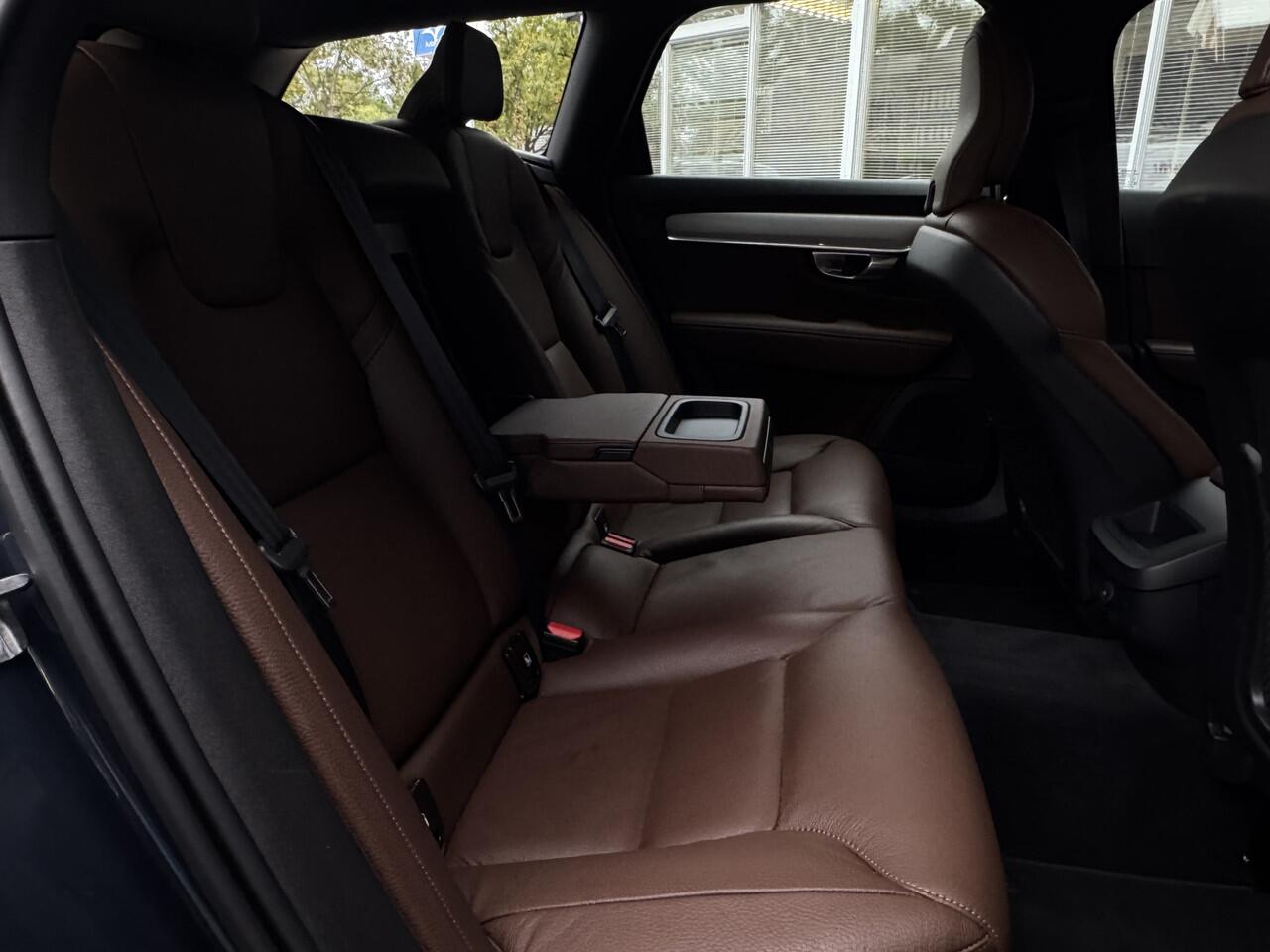 Volvo V90 2.0 B4 Business Pro GRATIS Afleverpakket! | Uitklapbare Trekhaak | Adaptive Cruise Control | Trekhaak |