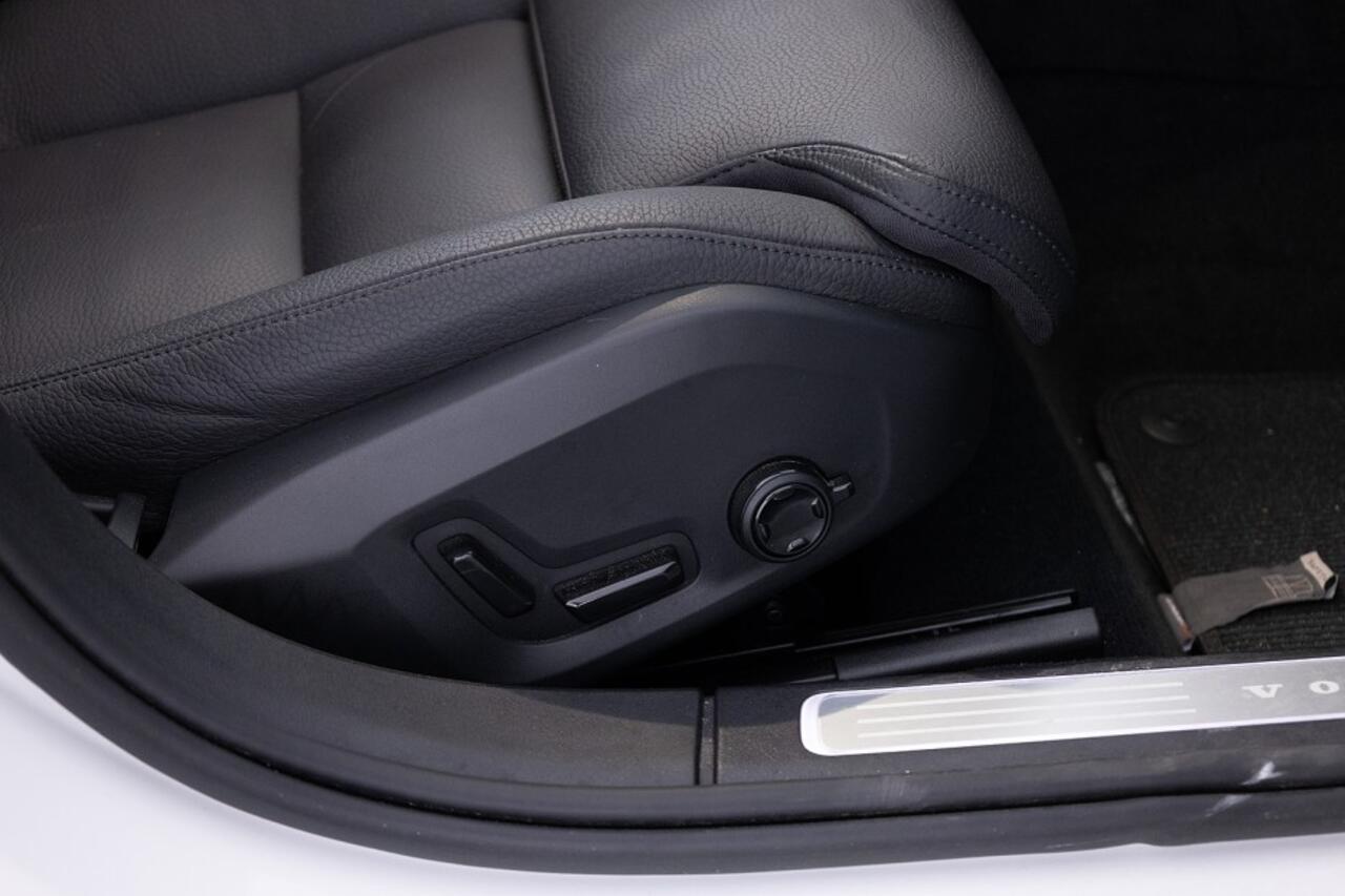 Volvo V90 Cross Country B5 AWD Pro | PANORAMADAK | LEDER | Trekhaak | harman/kardon