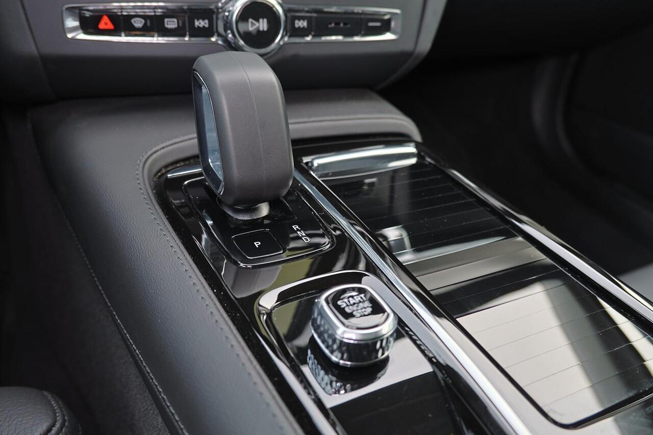 Volvo V90 T8 Recharge AWD Ultra Dark - Luchtvering - Panorama/schuifdak - IntelliSafe Assist & Surround - 360º Camera - Harman/Kardon audio - Adaptieve LED koplampen - Verwarmde voorstoelen, stuur & achterbank - Parkeersensoren voor & achter - Elektr. bedienb. voor