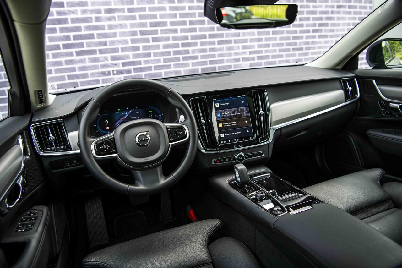 Volvo V90 2.0 T6 Plug-in hybrid AWD Ultra Dark | Trekhaak | Long Range | Panoramadak | Head-Up Display | Adaptive Cruise | Memory Seats | 360 Camera | Gelamineerd Glas | Harman Kardon | Power Seats |