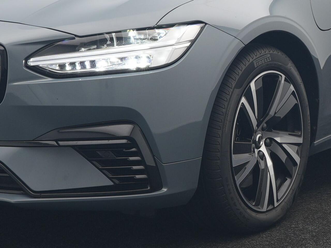 Volvo V90 T6 AWD R-Design Plug In Hybrid 340pk Dealer O.H PHEV | Trekhaak Af Fabriek | Panodak | Adaptive Cruise | Head Up | Harman & Kardon | 360 Camera | Lederen Sporstoelen Memory & Verwarmd | Pilot Assist | Apple Carplay | Navigatie | DAB |