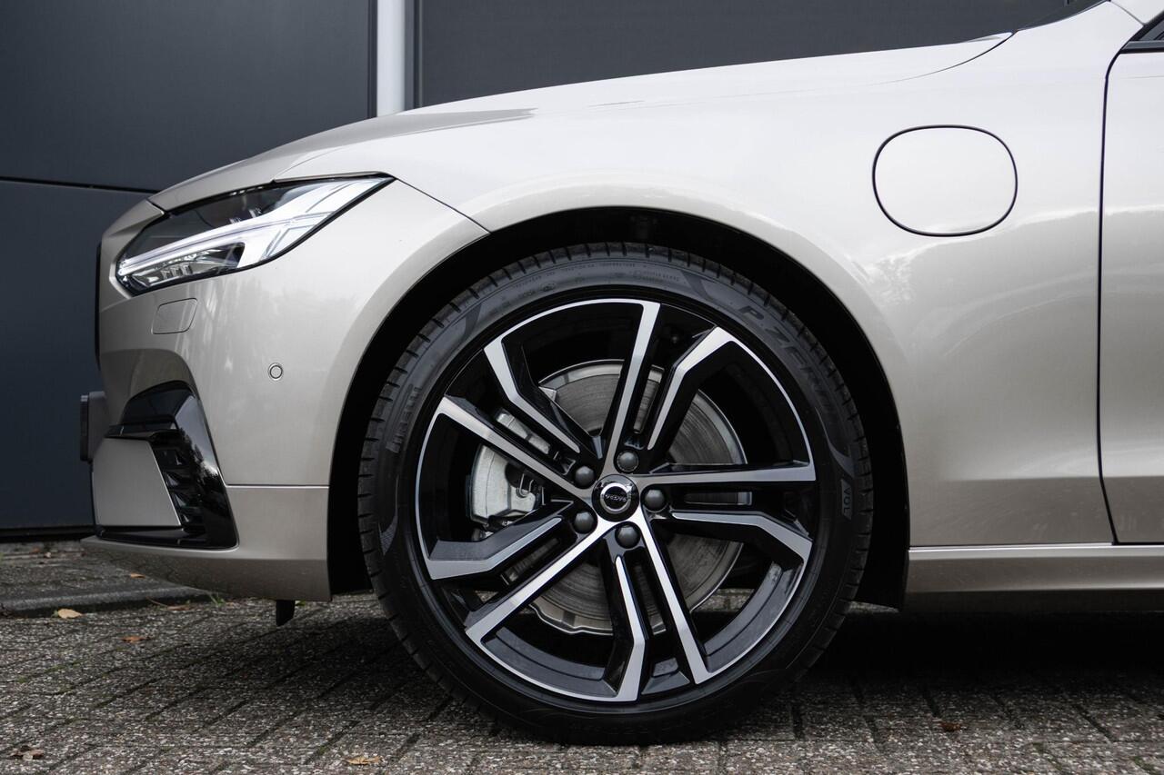 Volvo V90 T6 Automaat Plug-in hybrid AWD Ultra Dark | Luchtvering| Nappa Leder interieur|Massagefunctie in voorstoelen| Interieur Voorverwarming| Premium Audio by Harman en Kardon| Rondomzicht Camera| Head up display| Semi electrische Trekhaak.