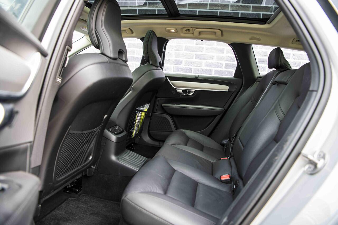 Volvo V90 2.0 T6 Plug-in hybrid AWD Ultra Dark | Trekhaak | Long Range | Panoramadak | Head-Up Display | Adaptive Cruise | Memory Seats | 360 Camera | Gelamineerd Glas | Harman Kardon | Power Seats |