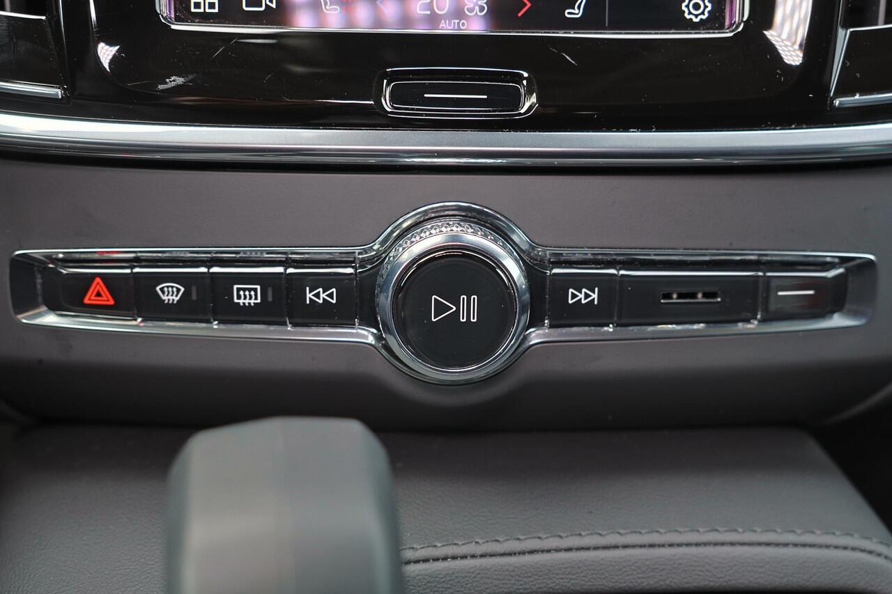 Volvo V90 T6 Recharge AWD Plus Dark - IntelliSafe Assist & Surround - 360º Camera - Harman/Kardon audio - Adaptieve LED koplampen - Verwarmde voorstoelen, stuur & achterbank - Parkeersensoren voor & achter - Elektr. bedienb. voorstoelen met geheugen - Extra getint 