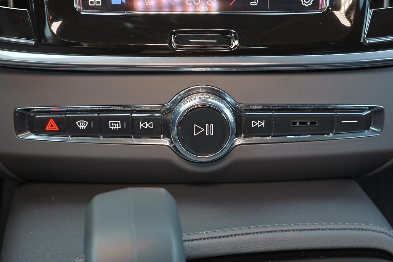 Volvo V90 T6 Recharge AWD Plus Dark - IntelliSafe Assist & Surround - Harman/Kardon audio - 360º Camera - Adaptieve LED koplampen - Verwarmde voorstoelen, stuur & achterbank - Parkeersensoren voor & achter - Elektr. bedienb. voorstoelen met geheugen - Extra getint 