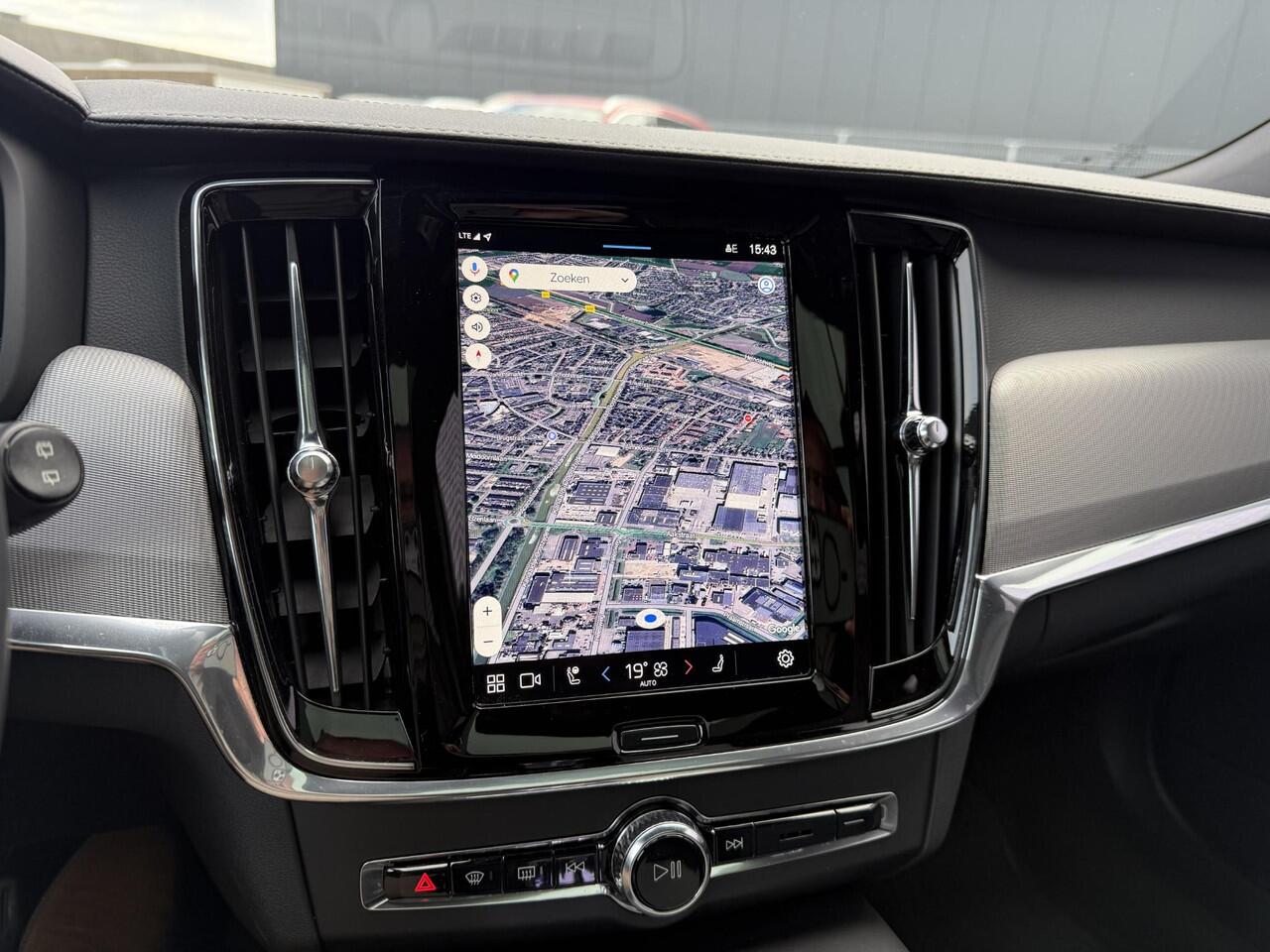 Volvo V90 B4 D Plus Dark | Trekhaak | Schuif/kantel Panoramadak | Memory | Harman/Kardon | Leder | BLIS | Adaptive cruise | Pilot assist | DAB | Extra getint glas |