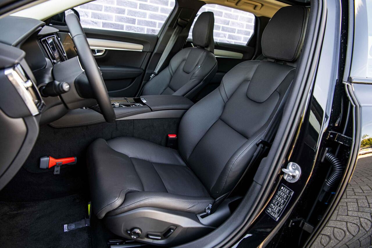 Volvo V90 2.0 T8 Plug-in hybrid AWD Ultra Dark | Trekhaak | Panoramadak | 360 Camera | Gelaagd Glas | Stoel en Stuurverwarming | Head Up Display | Leder Dashboard |