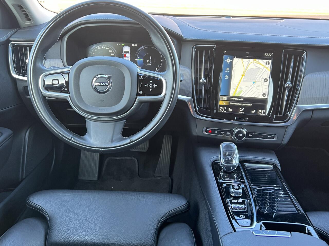 Volvo V90 2.0 T6 Recharge 340 pk AWD Inscription Trekhaak Camera Parkeersensoren Navi Leer Stoelverwarming Elek Stoelen ACC Pilot Assist 19 Inch Extra Getint Glas Blis Plug in Hybride Pine Grey Metallic