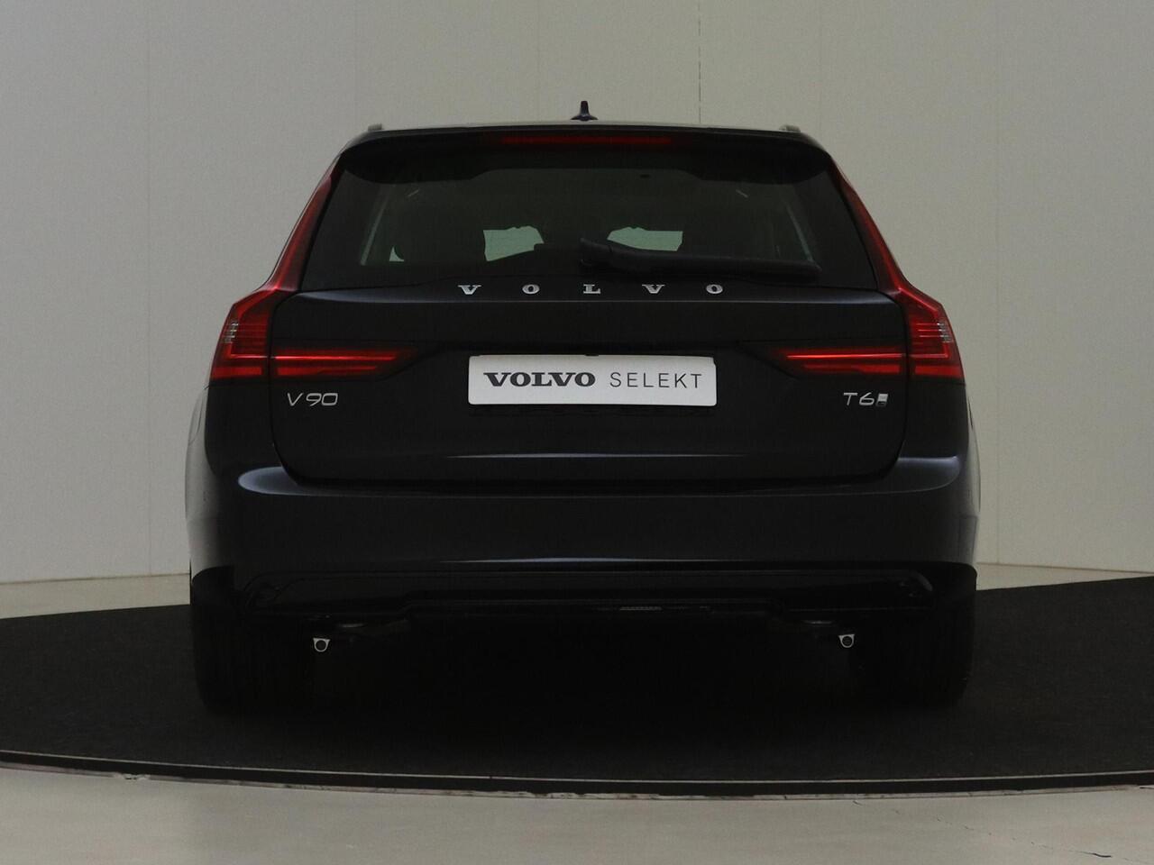 Volvo V90 T6 Plug-in hybrid AWD Ultra Dark | Head-up display | Panoramadak | Harman Kardon premium audio | Semi elektrische wegklapbare trekhaak | 360° parkeercamera | Stoelverwarming | Parkeersensoren voor + achter | Gelamineerde zijruiten | Stuurwielverwarming