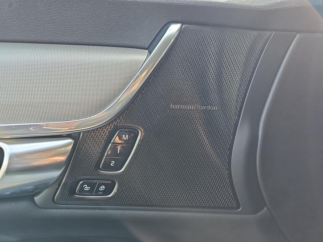 Volvo V90 2.0 T6 Plug-in hybrid AWD Plus Dark | Trekhaak | Harman/Kardon Audio | 360 graden camera | Stoelverwarming |