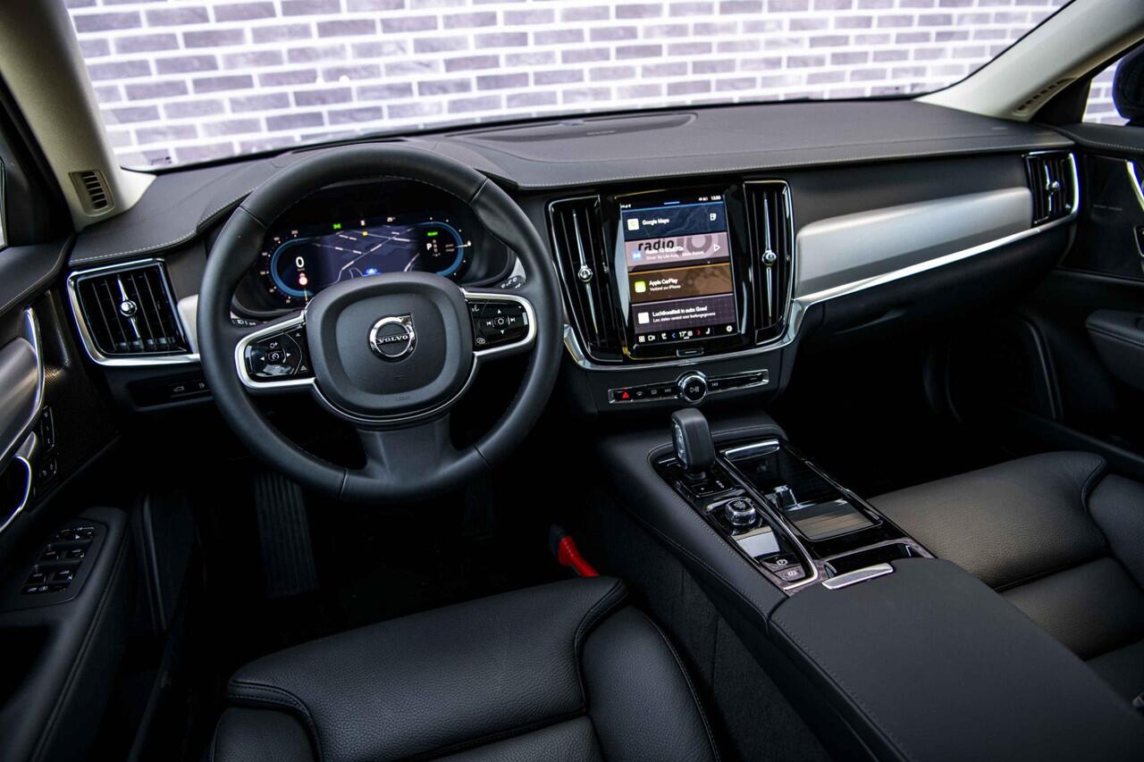 Volvo V90 2.0 T8 Plug-in hybrid AWD Ultra Dark | Trekhaak | Panoramadak | 360 Camera | Gelaagd Glas | Stoel en Stuurverwarming | Head Up Display | Leder Dashboard |