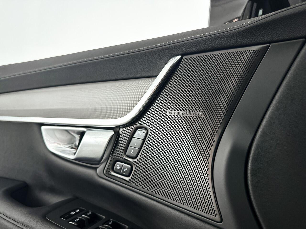 Volvo V90 T6 Plug-in hybrid AWD Ultra Dark | Panoramadak | 360° camera | Harman Kardon | Stoel- en Stuurverwarming | Trekhaak