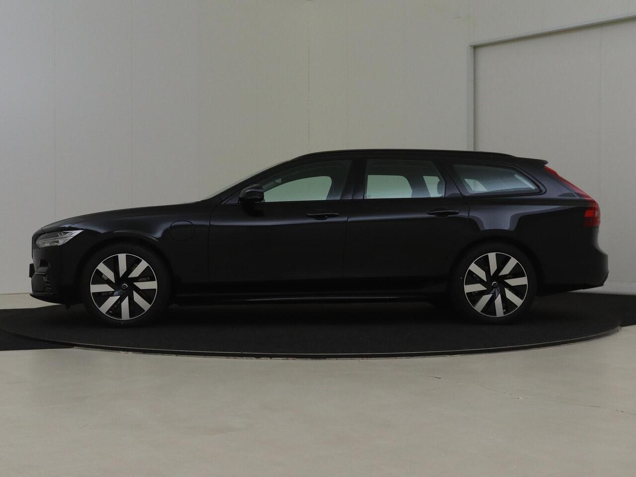 Volvo V90 T6 Plug-in hybrid AWD Ultra Dark | Head-up display | Panoramadak | Harman Kardon premium audio | Semi elektrische wegklapbare trekhaak | 360° parkeercamera | Stoelverwarming | Parkeersensoren voor + achter | Gelamineerde zijruiten | Stuurwielverwarming