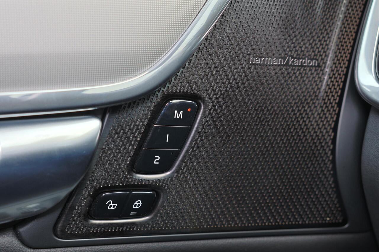 Volvo V90 T8 Recharge AWD Ultra Dark - Luchtvering - Panorama/schuifdak - IntelliSafe Assist & Surround - 360º Camera - Harman/Kardon audio - Adaptieve LED koplampen - Verwarmde voorstoelen, stuur & achterbank - Parkeersensoren voor & achter - Elektr. bedienb. voor