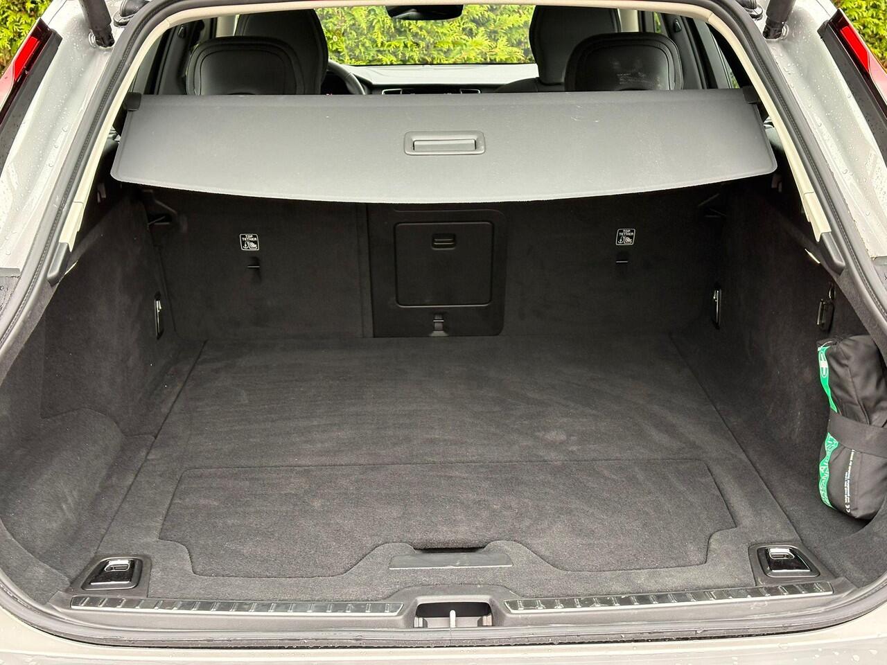 Volvo V90 T8 Plug-in hybrid AWD Ultra Dark | Panoramadak | Harman/Kardon | 360 camera | Trekhaak |