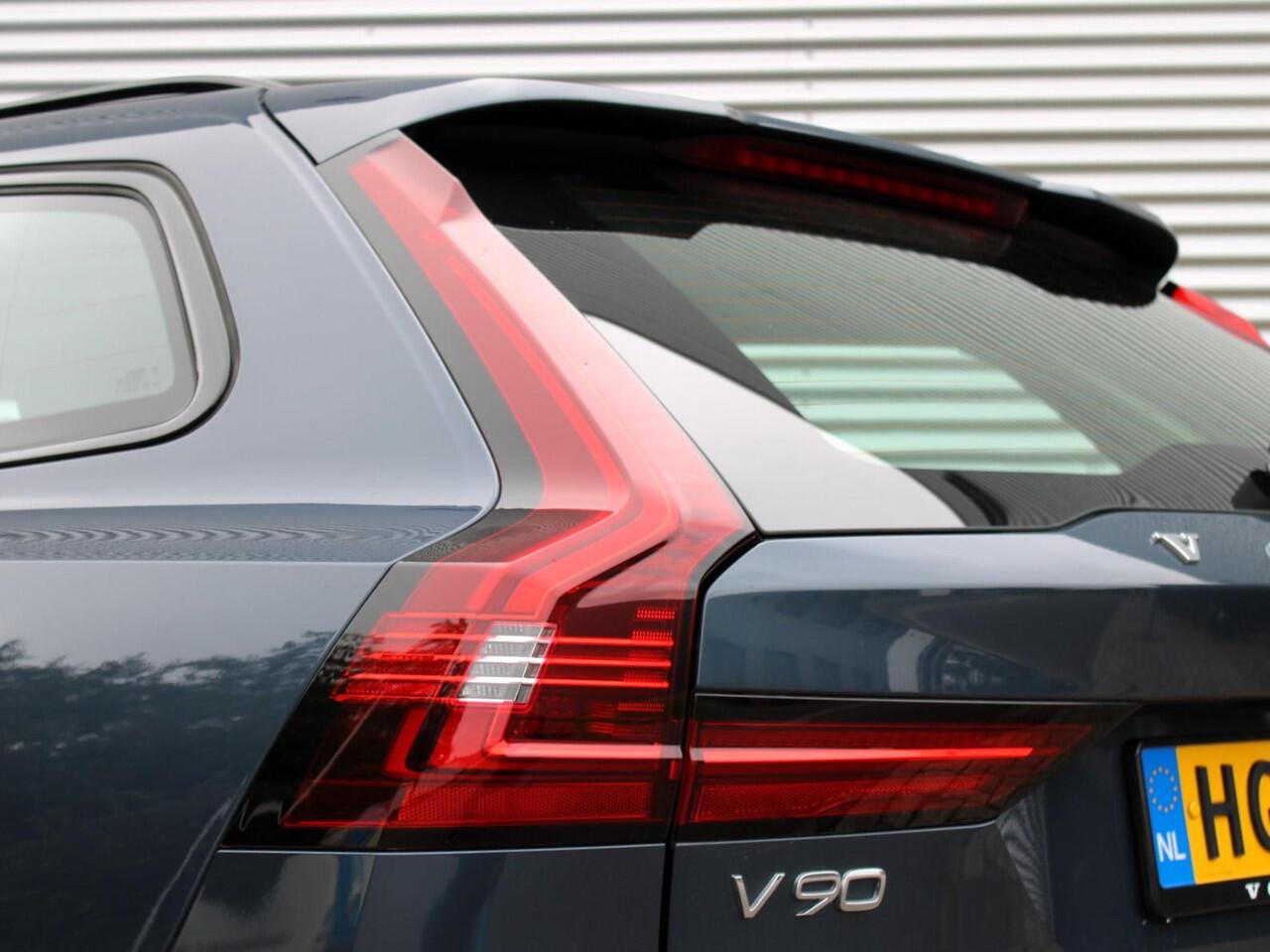 Volvo V90 T6 Plug-in hybrid AWD Ultimate Dark Automaat / Panoramadak / 360 graden camera / Volvo Alarm / Massagefunctie voorstoelen / 20" velgen