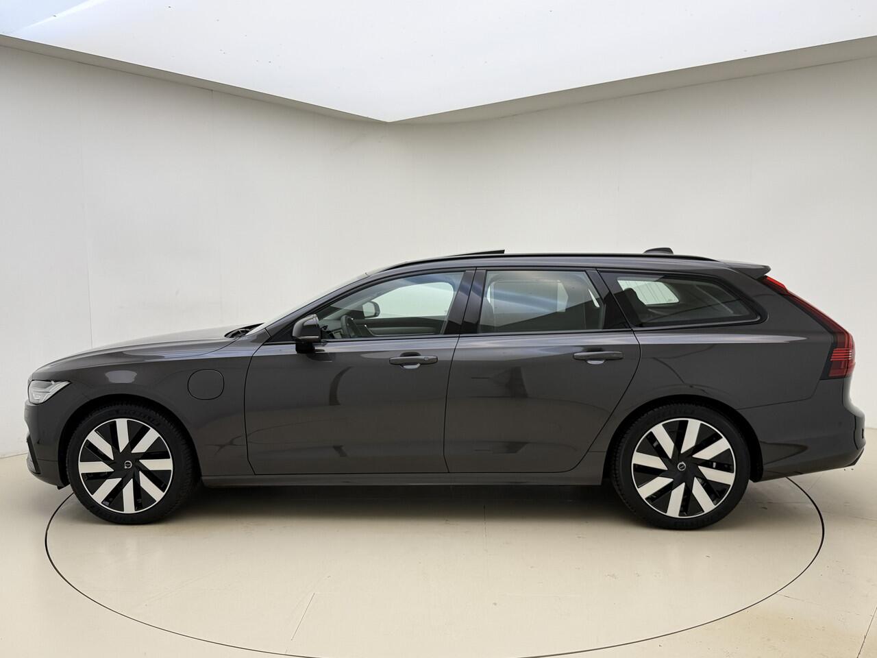 Volvo V90 T8 AWD 455pk Ultra Dark Panorama dak / HUD / 360 camera / Stoel/- stuurverwarming /