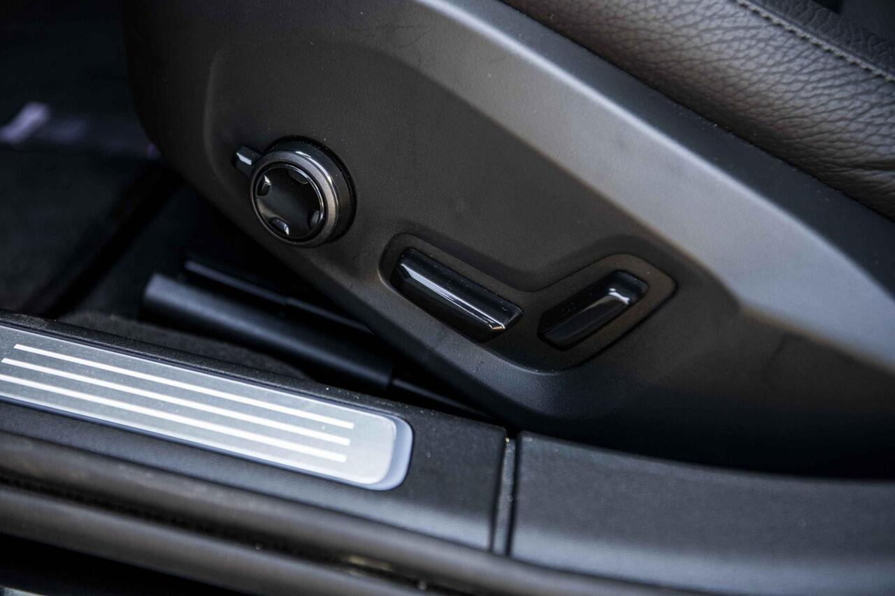 Volvo V90 2.0 T8 Plug-in hybrid AWD Ultra Dark | Trekhaak | Panoramadak | 360 Camera | Gelaagd Glas | Stoel en Stuurverwarming | Head Up Display | Leder Dashboard |