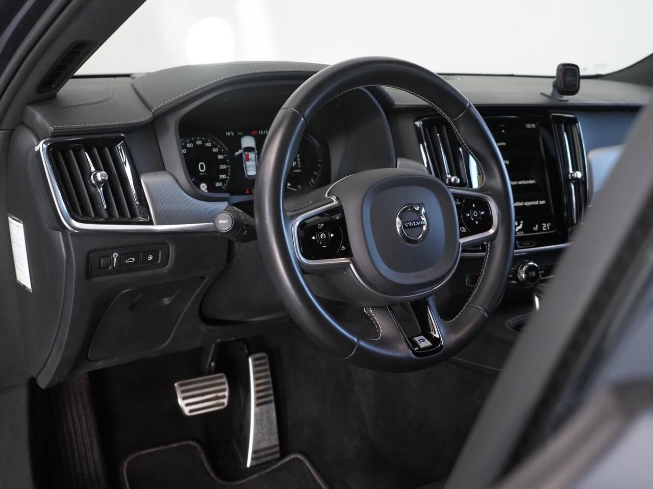 Volvo V90 2.0 T8 AWD Plug-in Hybrid R-Design | Luchtvering | Stoelventilatie | Massagestoelen | Panoramadak | Dodehoekdetectie | Pilot Assist | Head-Up Display | Stoelverwarming