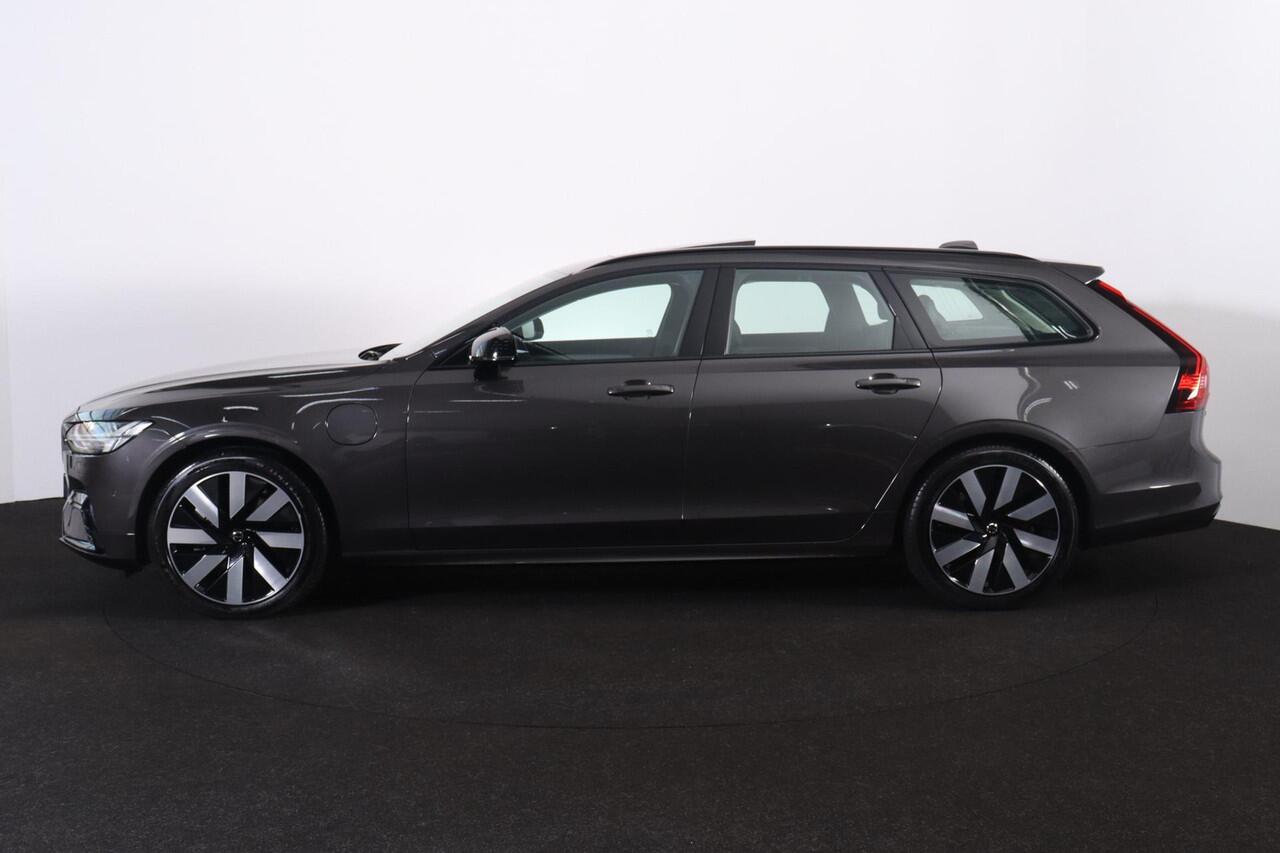 Volvo V90 T8 Recharge AWD Ultra Dark - Panorama/schuifdak - IntelliSafe Assist & Surround - 360º Camera - Harman/Kardon audio - Adaptieve LED koplampen - Verwarmde voorstoelen, stuur & achterbank - Parkeersensoren voor & achter - Elektr. bedienb. voorstoelen met ge