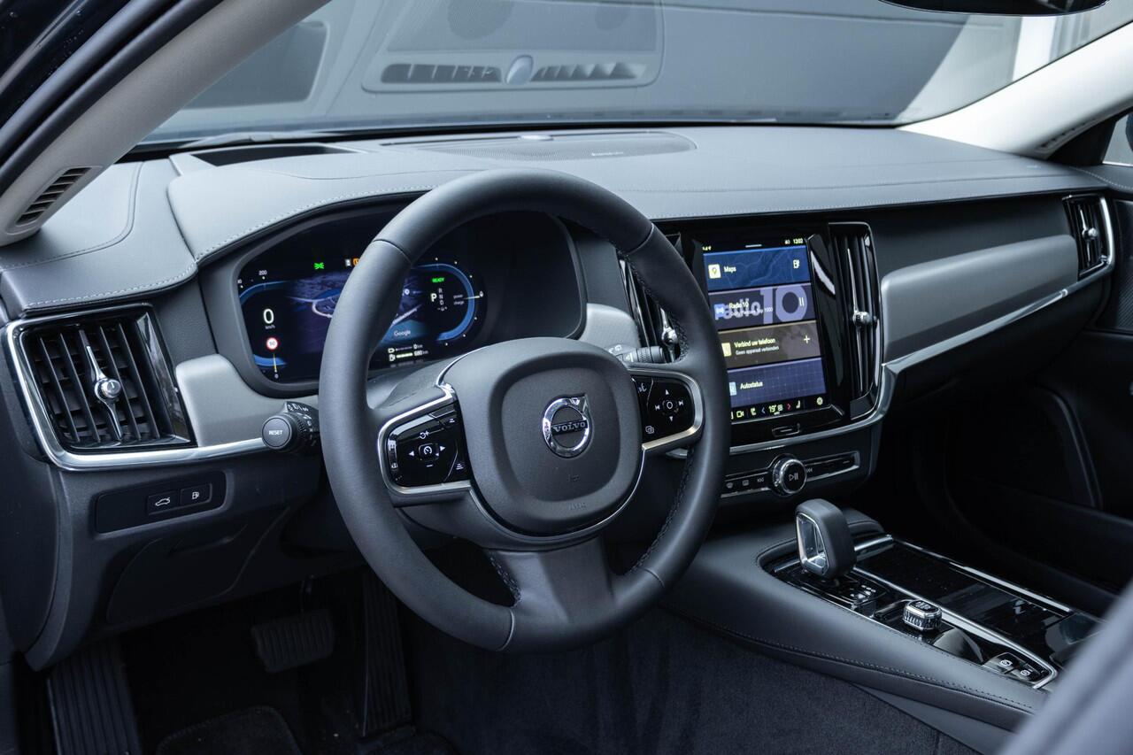 Volvo V90 T6 Automaat Plug-in hybrid AWD Ultra Bright | Verwarmbare voorstoelen | Verwarmbaar stuurwiel | Verwarmbare achterbank | Panoramadak | Premium audio by Harman Kardon | Rondom zichtcamera | 19 inch Lichtmetalen velgen | Alarmklasse 3