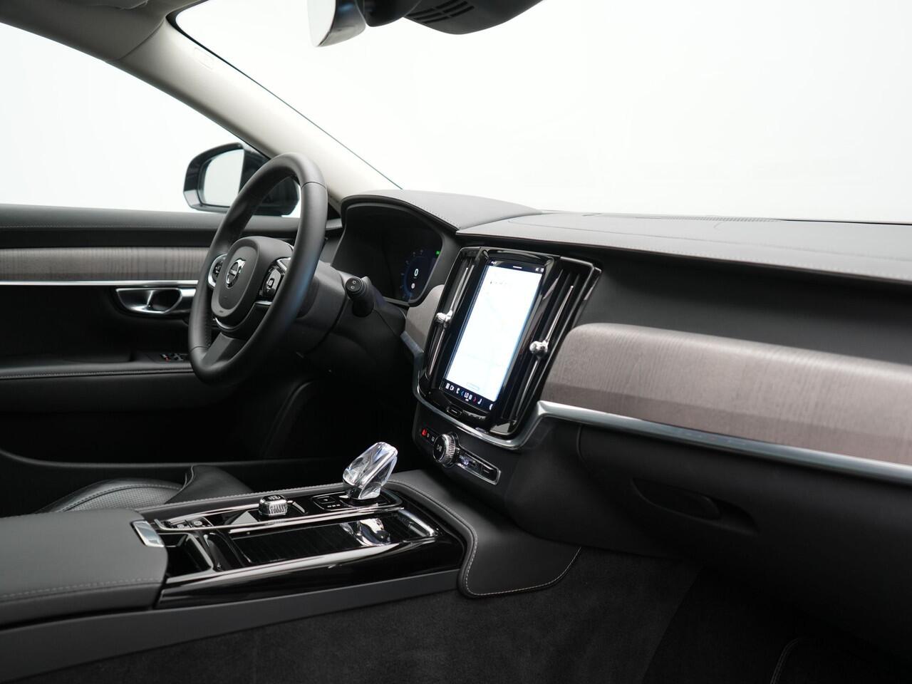 Volvo V90 T8 AWD Ultimate Dark Plug In Hybrid 455pk Dealer O.H. PHEV | Panodak | Adaptive Cruise | Head Up | 360 Camera | Lederen Sportstoelen Ventilatie & Memory | Harman & Kardon | Google Assistent | Apple Carplay | Stoelen & Stuur Verwarmd | Blis |