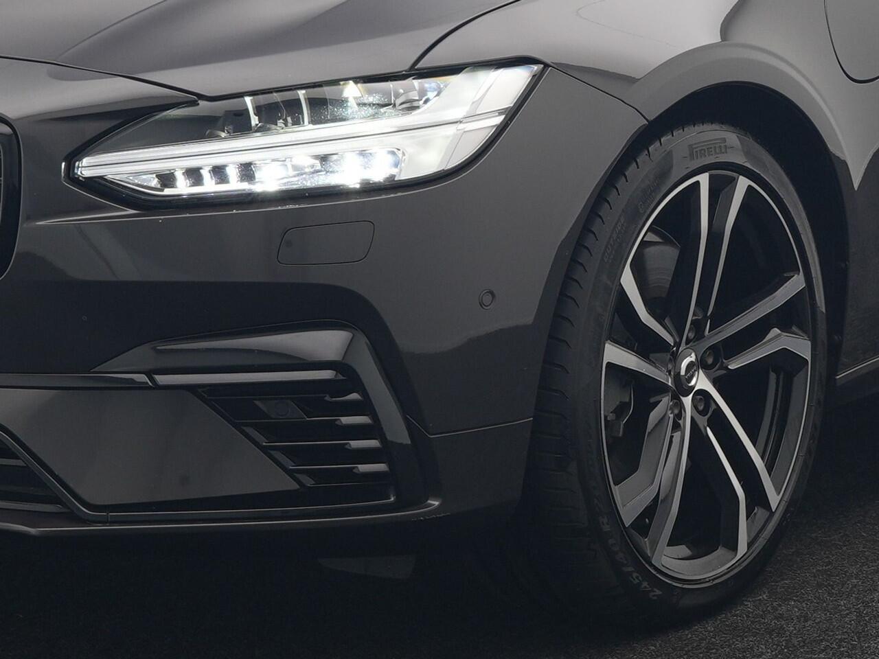 Volvo V90 T8 AWD Ultimate Dark Plug In Hybrid 455pk Dealer O.H. PHEV | Panodak | Adaptive Cruise | Head Up | 360 Camera | Lederen Sportstoelen Ventilatie & Memory | Harman & Kardon | Google Assistent | Apple Carplay | Stoelen & Stuur Verwarmd | Blis |