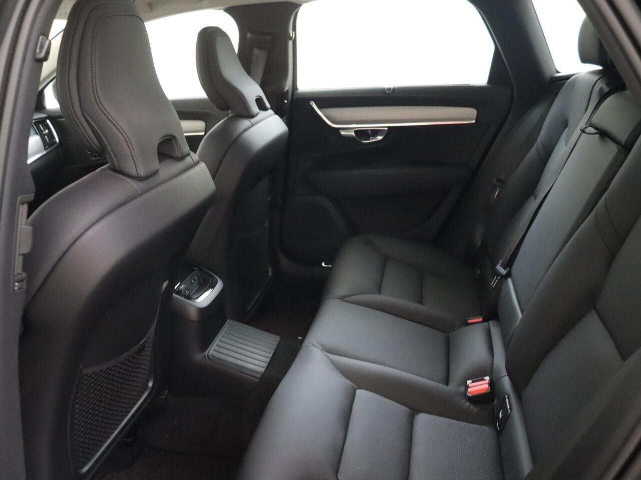 Volvo V90 T6 Plug-in hybrid AWD Ultra Dark | Head-up display | Panoramadak | Harman Kardon premium audio | Semi elektrische wegklapbare trekhaak | 360° parkeercamera | Stoelverwarming | Parkeersensoren voor + achter | Gelamineerde zijruiten | Stuurwielverwarming